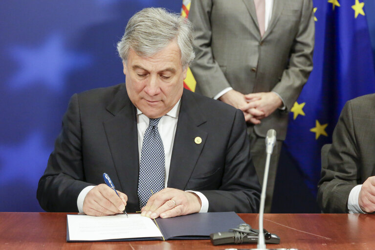 Valokuva 13: Antonio TAJANI - EP President takes part in the European Council meeting - Ceremony of the donation of the amount of the 2017 princess of Asturias award of Concord to the Governments of Spain and Portugal