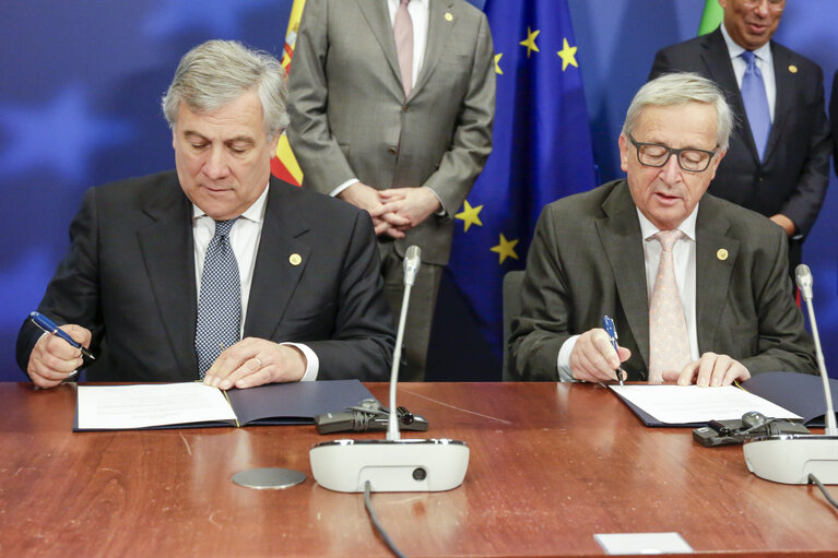 Foto 14: Antonio TAJANI - EP President takes part in the European Council meeting - Ceremony of the donation of the amount of the 2017 princess of Asturias award of Concord to the Governments of Spain and Portugal