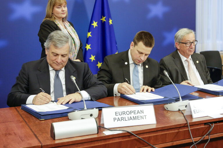 Foto 3: Antonio TAJANI - EP President takes part in the European Council meeting - Ceremony of the donation of the amount of the 2017 princess of Asturias award of Concord to the Governments of Spain and Portugal