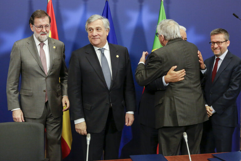 Fotogrāfija 12: Antonio TAJANI - EP President takes part in the European Council meeting - Ceremony of the donation of the amount of the 2017 princess of Asturias award of Concord to the Governments of Spain and Portugal