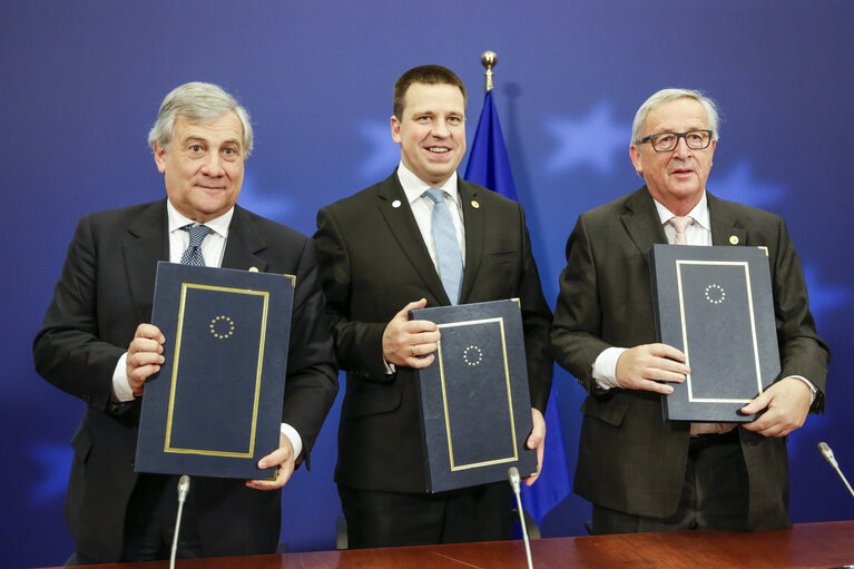 Fotogrāfija 1: Antonio TAJANI - EP President takes part in the European Council meeting - Ceremony of the donation of the amount of the 2017 princess of Asturias award of Concord to the Governments of Spain and Portugal