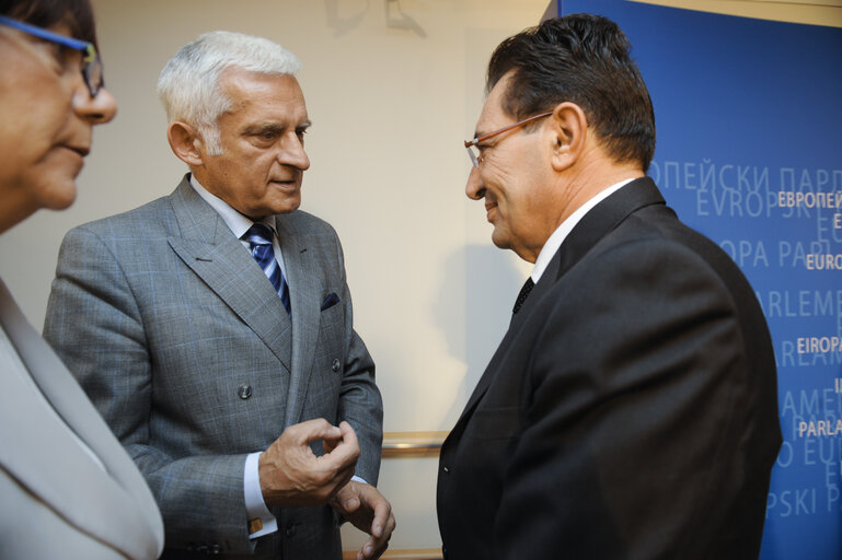 Zdjęcie 3: Jerzy Buzek, EP President, chats with MEP Rosario Crocetta after receiving the Rocco Chinnici Prize promoting values of democracy, civil freedom and rule of law, in Brussels