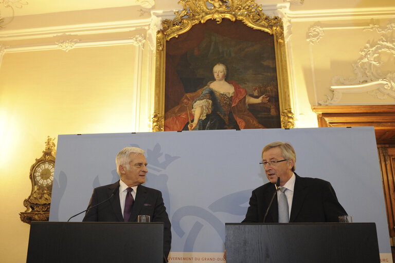 Fotografia 15: President Jerzy Buzek (L)  gives a press beside Luxembourg Prime Minister Jean-Claude Juncker at Ministry of Foreign Affairs, November 9th, 2010 at Luxembourg.