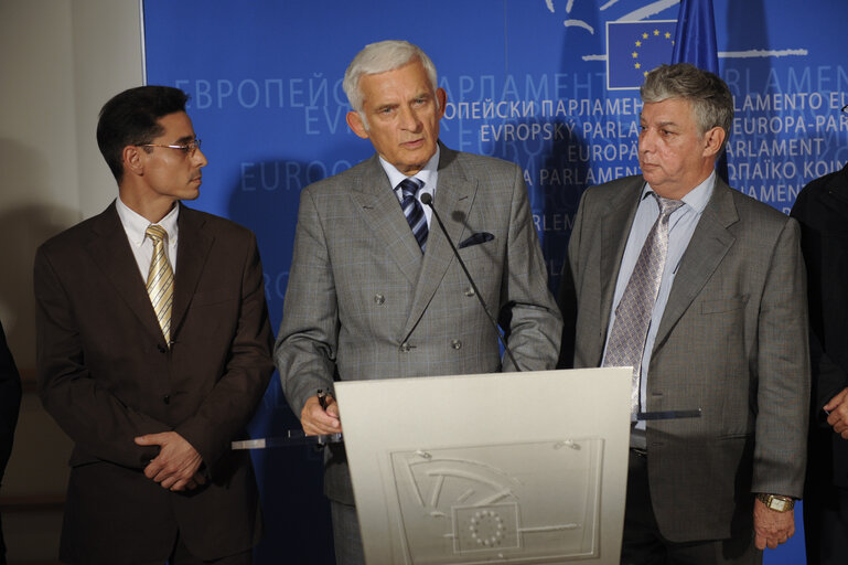 Zdjęcie 4: Jerzy Buzek, EP President, and Cuban former political prisoners hold a news conference after their meeting in Brussels