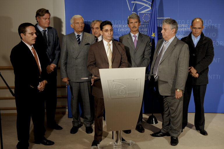 Jerzy Buzek, EP President, and Cuban former political prisoners hold a news conference after their meeting in Brussels
