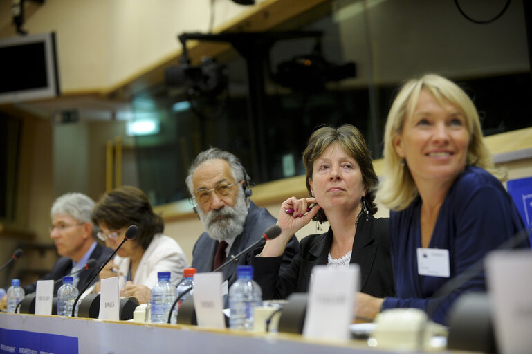 Valokuva 3: The 9th conference of parliamentarians of the arctic region. From left to right: STOKELJ-DAMANAKI European Commissioner-CHILINGAROV-Diana WALLIS-ESPERSEN