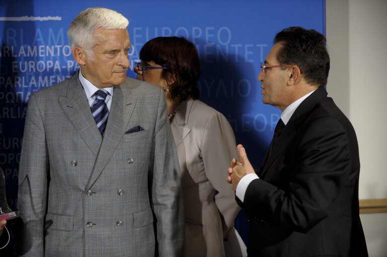 Zdjęcie 2: Jerzy Buzek, EP President, chats with MEP Rosario Crocetta after receiving the Rocco Chinnici Prize promoting values of democracy, civil freedom and rule of law, in Brussels