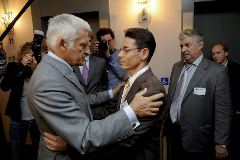 Zdjęcie 14: Jerzy Buzek, EP President, meets with Cuban former political prisoners in Brussels