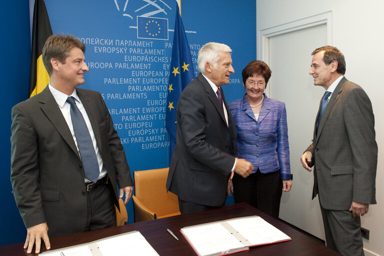 Suriet 12: Olivier Chastel, Belgian Secretary of State for European Affairs, MEP's Elisabeth Jeggle and Norbert Glante, and Jerzy Buzek, EP President, take part in a LEX signature in Strasbourg