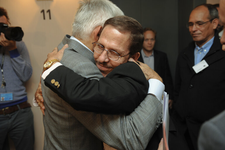 Valokuva 11: Jerzy Buzek, EP President, meets with Cuban former political prisoners in Brussels