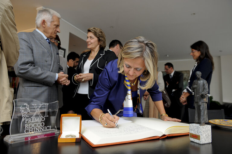 Zdjęcie 10: Jerzy Buzek, EP President, receives guests in his office in Brussels after he was given the Rocco Chinnici Prize promoting values of democracy, civil freedom and rule of law