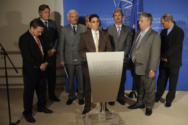 Jerzy Buzek, EP President, and Cuban former political prisoners hold a news conference after their meeting in Brussels
