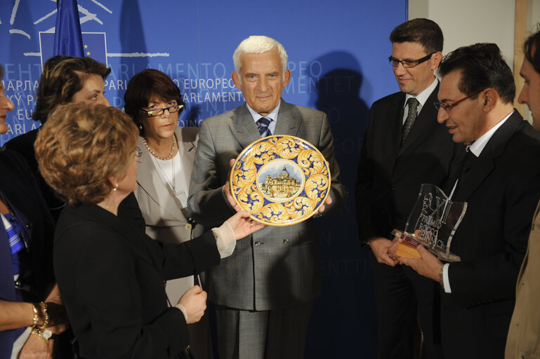 Zdjęcie 7: Jerzy Buzek, EP President, receives a platter depicturing the city of Piazza Armerina and the Rocco Chinnici Prize promoting values of democracy, civil freedom and rule of law, in Brussels