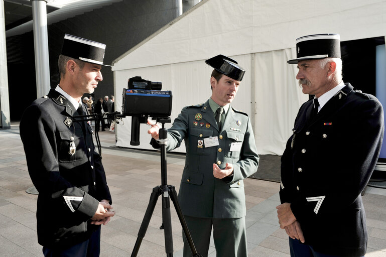 Fotagrafa 10: Police safety demonstration