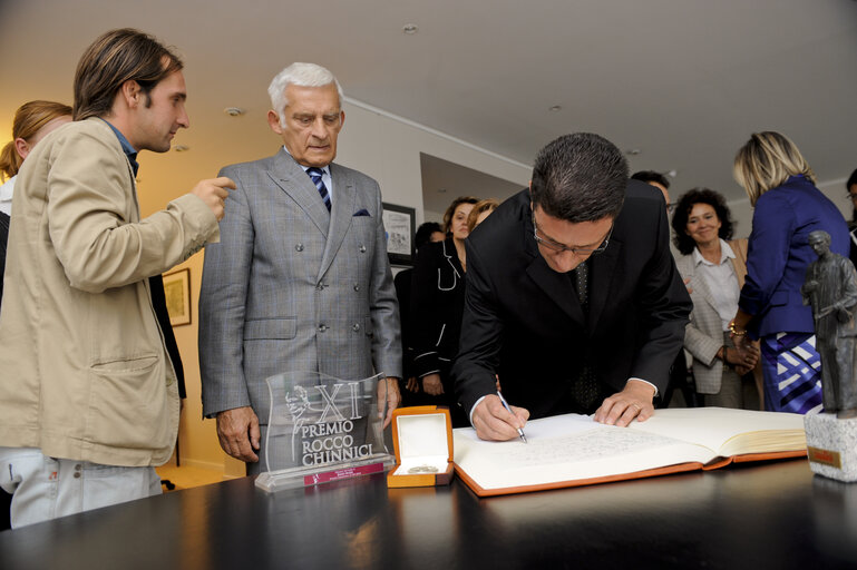 Zdjęcie 9: Jerzy Buzek, EP President, receives guests in his office in Brussels after he was given the Rocco Chinnici Prize promoting values of democracy, civil freedom and rule of law