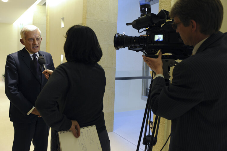 Fotografia 7: European Parliament President Jerzy Buzek addresses media at the end of a meeting with members of the bureau of the Foreign and European Affairs at the Chamber of Deputies, on November 09, 2010,  in Luxembourg.