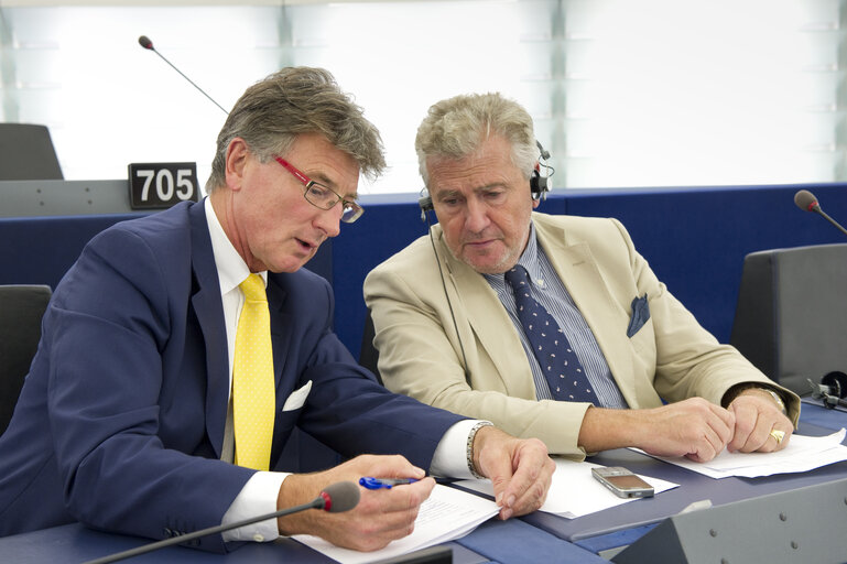 Foto 4: MEP Franz Obermayr attends a plenary session in Strasbourg