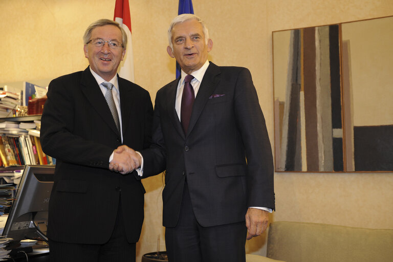 Fotografia 13: Luxembourg Prime Minister Jean-Claude Juncker (L) welcomes EP President Jerzy Buzek as he arrives to the Minstry of State, November 9th, 2010 at Luxembourg.