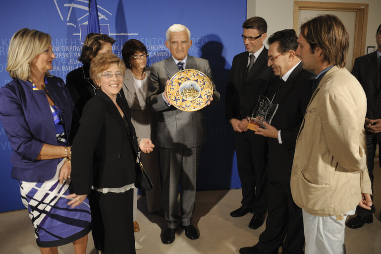 Zdjęcie 6: Jerzy Buzek, EP President, receives a platter depicturing the city of Piazza Armerina and the Rocco Chinnici Prize promoting values of democracy, civil freedom and rule of law, in Brussels