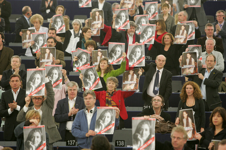 Suriet 2: Demonstration for the liberation of Ingrid Betancourt and other hostages in Colombia during the pelenary session of the EP in Strasbourg.