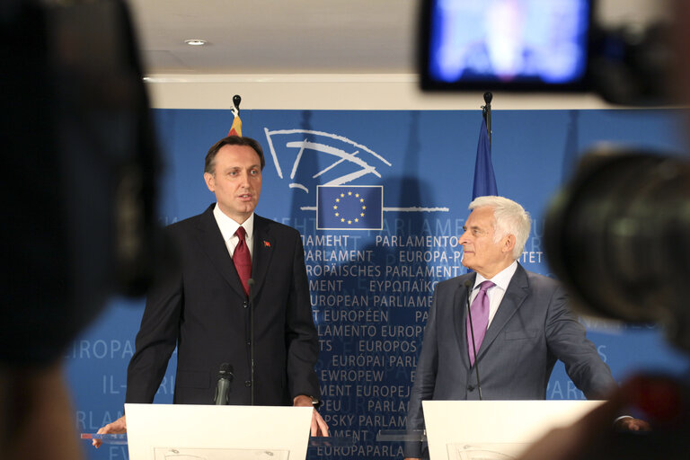 Fotografia 1: Meeting of Jerzy BUZEK, EP President with Ranko KRIVOKAPIƒÜ, Speaker of the Parliament of Montenegro