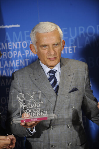 Zdjęcie 14: Jerzy Buzek, EP President, receives the Rocco Chinnici Prize promoting values of democracy, civil freedom and rule of law, in Brussels