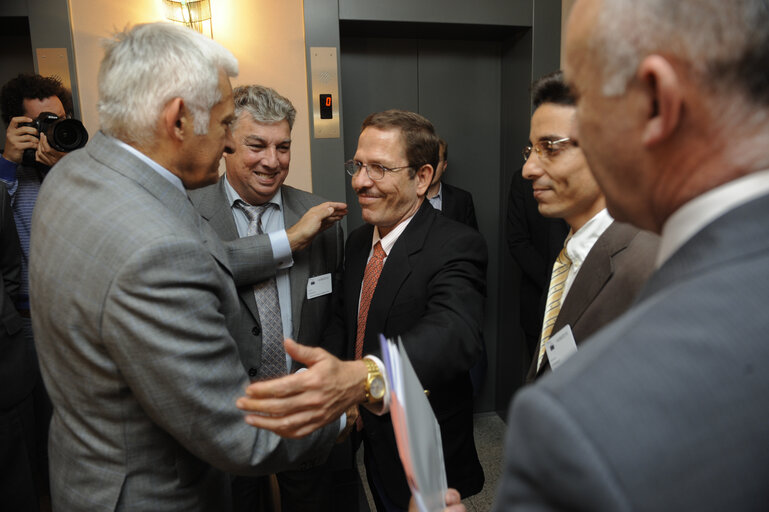 Fotografija 12: Jerzy Buzek, EP President, meets with Cuban former political prisoners in Brussels