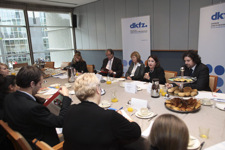 Valokuva 1: Press Breakfast on cancer prevention with the German Cancer Research Center