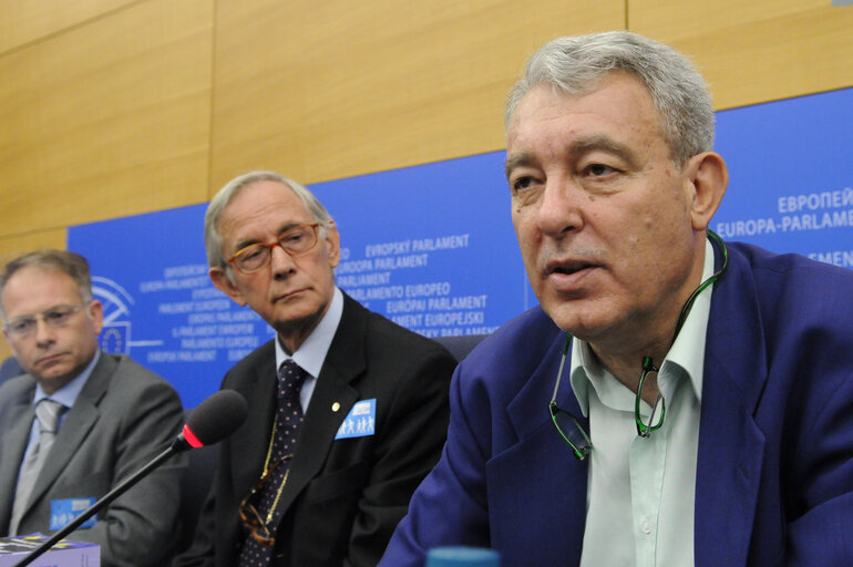 Photo 4: Press Conference Association ANACI. Présentation du livre : La copropriété en Europe - Il Condominio nelle legislazioni europee.