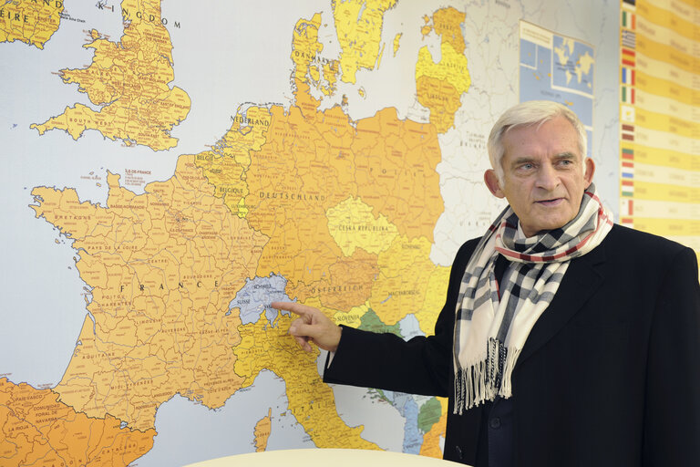 Fotografia 9: European Parliament President Jerzy Buzek in front of map  Europe at European Information Office of Luxembourg, Head of the Office on November 09, 2010 in Luxembourg.