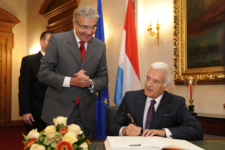 President Jerzy Buzek signs the golden book of the Chamber of Deputies beside the President of the Chamber Laurent Mosar (L), November 09th, 2010 at Luxembourg.