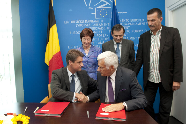 Suriet 9: Olivier Chastel, Belgian Secretary of State for European Affairs, MEP's Elisabeth Jeggle and Norbert Glante, and Jerzy Buzek, EP President, take part in a LEX signature in Strasbourg