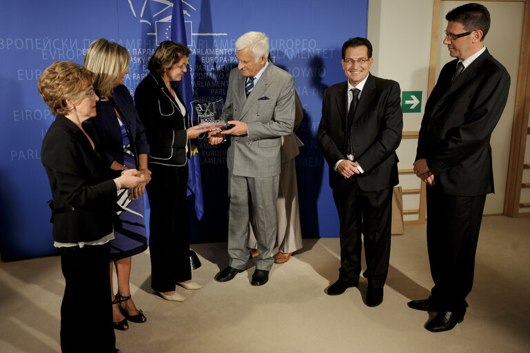 Zdjęcie 16: Jerzy Buzek, EP President, receives the Rocco Chinnici Prize promoting values of democracy, civil freedom and rule of law