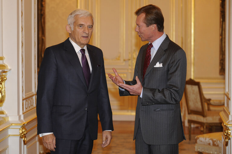 Fotografia 11: Grand Duke Henri (R) speaks with President Jerzy Buzek at Palace Grand-Ducal, November 9th, 2010 at Luxembourg.