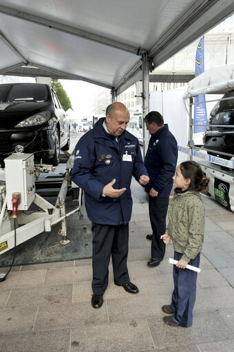 Fotagrafa 15: Police safety demonstration