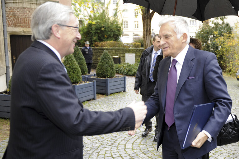 Fotografia 14: Luxembourg Prime Minister Jean-Claude Juncker (L) welcomes EP President Jerzy Buzek as he arrives to the Minstry of State, November 9th, 2010 in Luxembourg.