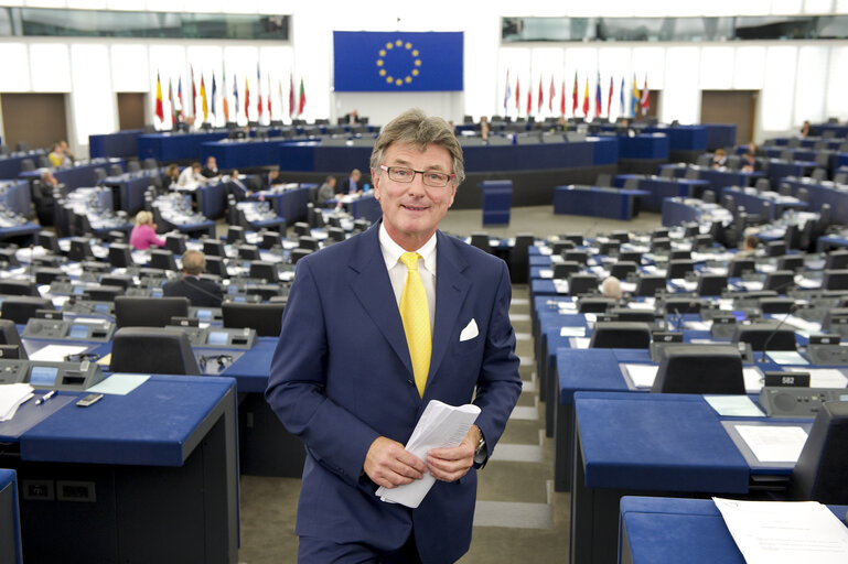 Foto 1: MEP Franz Obermayr attends a plenary session in Strasbourg