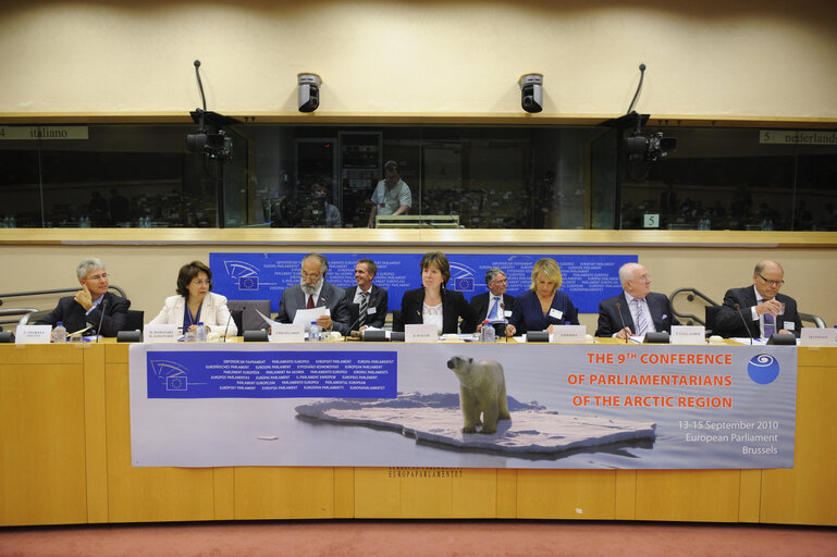 Valokuva 2: The 9th conference of parliamentarians of the arctic region. From left to right: STOKELJ-DAMANAKI European Commissioner-CHILINGAROV-Diana WALLIS-ESPERSEN-GALLAGHER-MANNINEN