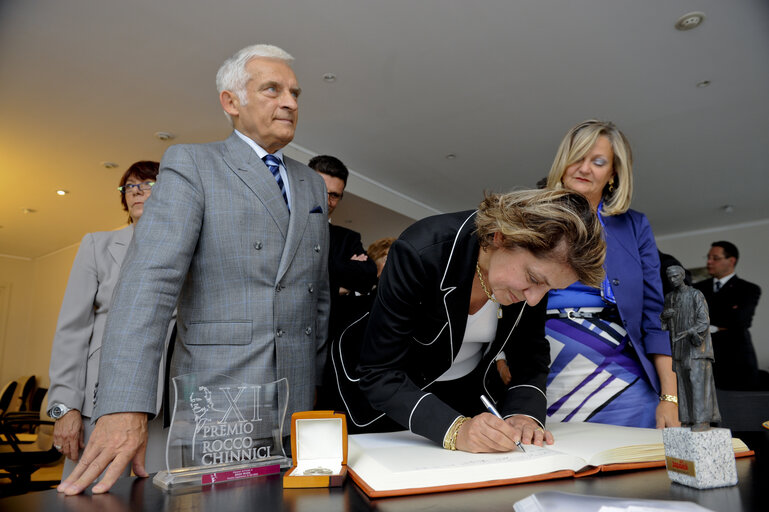 Zdjęcie 11: Jerzy Buzek, EP President, receives guests in his office in Brussels after he was given the Rocco Chinnici Prize promoting values of democracy, civil freedom and rule of law