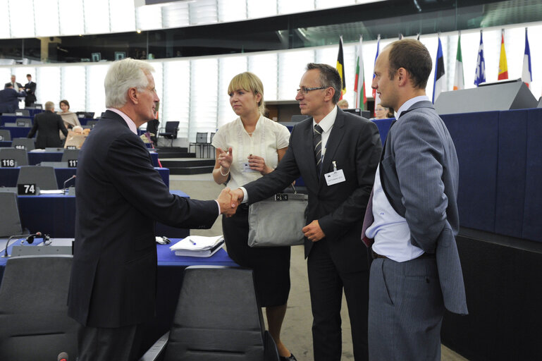 Foto 2: European Commissioner Michel Barnier adresses the plenary session in Strasbourg