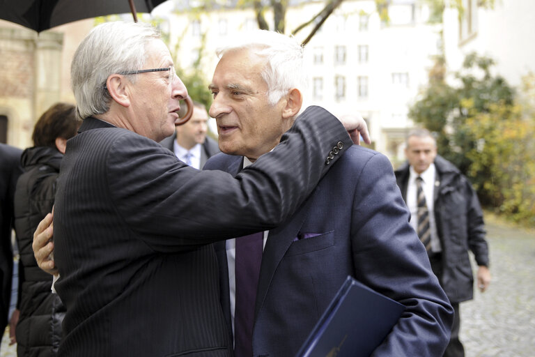 Fotografia 12: Luxembourg Prime Minister Jean-Claude Juncker (L) welcomes EP President Jerzy Buzek as he arrives to the Minstry of State, November 09th, 2010 at Luxembourg.