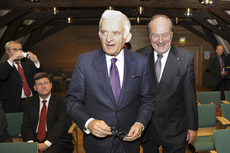 Fotografia 3: European Parliament President Jerzy Buzek (C) is welcome by Professor Felix Unger, President of the European Academy, at Neunmunster Abbey, on November 09, 2010 in Luxembourg.