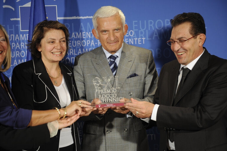 Zdjęcie 5: Jerzy Buzek, EP President, poses near MEP Rosario Crocetta after receiving the Rocco Chinnici Prize promoting values of democracy, civil freedom and rule of law, in Brussels