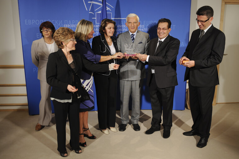 Zdjęcie 4: Jerzy Buzek, EP President, poses near MEP Rosario Crocetta after receiving the Rocco Chinnici Prize promoting values of democracy, civil freedom and rule of law, in Brussels