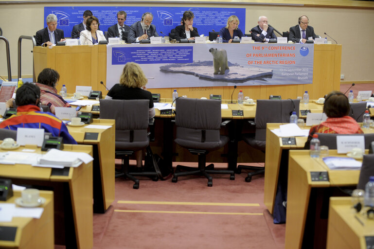 Valokuva 1: The 9th conference of parliamentarians of the arctic region. From left to right: STOKELJ-DAMANAKI European Commissioner-CHILINGAROV-Diana WALLIS-ESPERSEN-GALLAGHER-MANNINEN