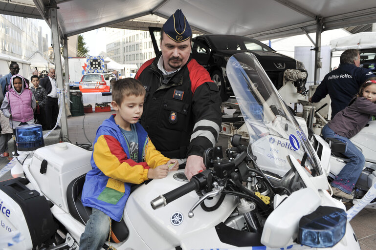 Photo 3 : Police safety demonstration