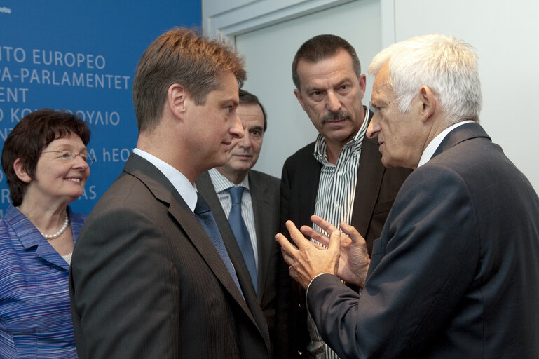 Suriet 8: Olivier Chastel, Belgian Secretary of State for European Affairs, MEP's Elisabeth Jeggle and Norbert Glante, and Jerzy Buzek, EP President, take part in a LEX signature in Strasbourg