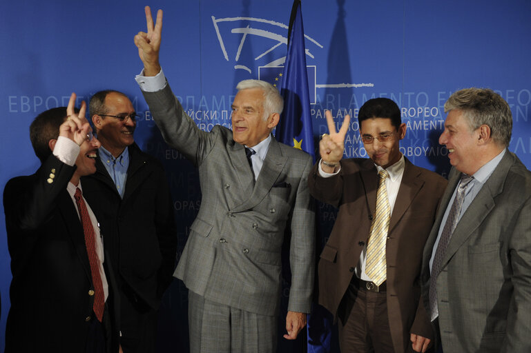 Zdjęcie 9: Jerzy Buzek, EP President, meets with Cuban former political prisoners in Brussels