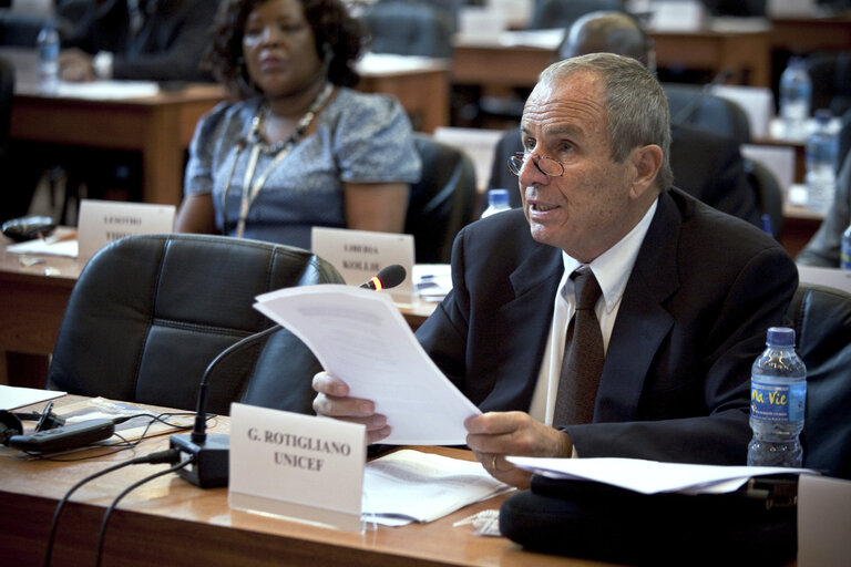 Φωτογραφία 3: Dr Gianfranco Ritigliano from Italy, Regional Director for West and Central Africa of the UNICEF, presents the report of the Commitee on Economic Development, Finance and Trade to the 20th ACP-EU Joint Parliamentary Assembly in Kinshasa on December 3, 2010.