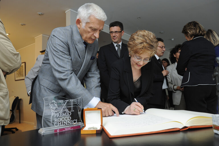 Zdjęcie 8: Jerzy Buzek, EP President, receives guests in his office in Brussels after he was given the Rocco Chinnici Prize promoting values of democracy, civil freedom and rule of law